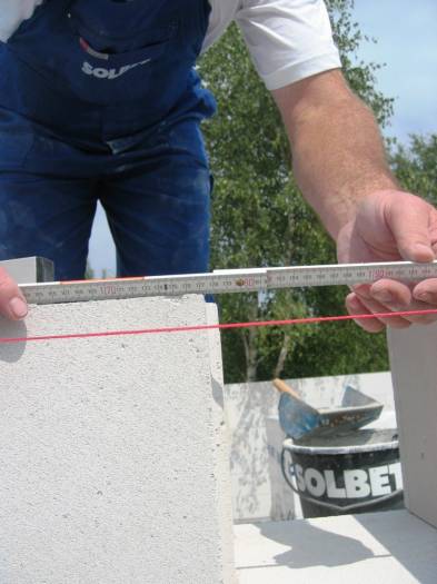 Zollstock zum Messen aller Maße auf der Baustelle